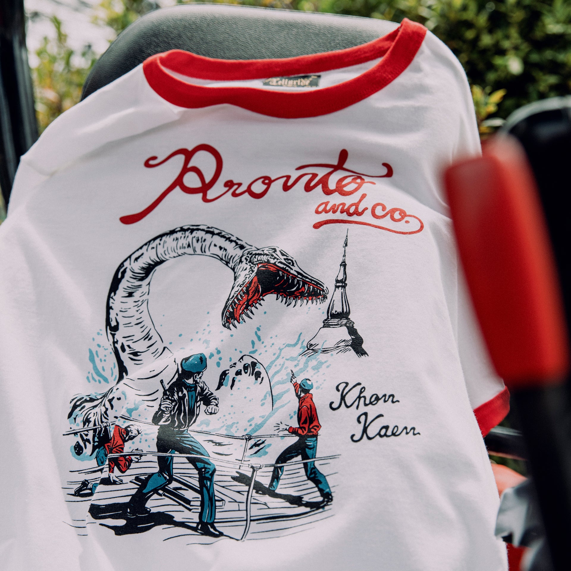 PRONTO & CO. KHONKAEN SOUVENIR RINGER TEE - WHITE/RED