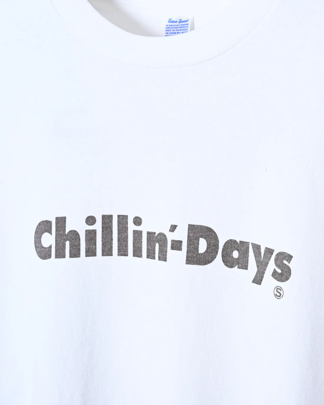 UNISON SPECIAL GIANT TUBE PG PRINT S/S TEE(CHILLIN DAY) - WHITE