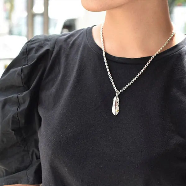 SAAD WHITE BURNT FEATHER (LEFT FACING) PENDANT TOP K18 (18 KARAT GOLD) - No Color