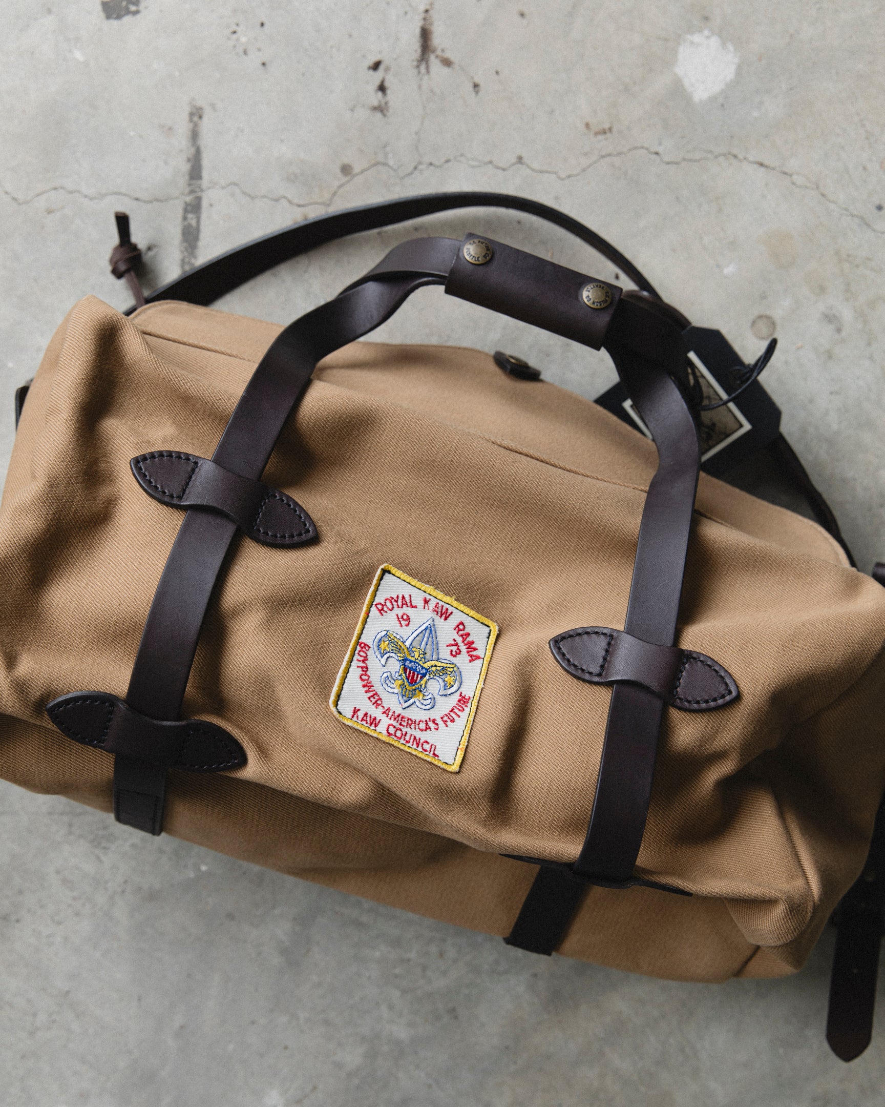 FILSON LIMITED EDITION SMALL DUFFLE BAG WITH PATCH - TAN