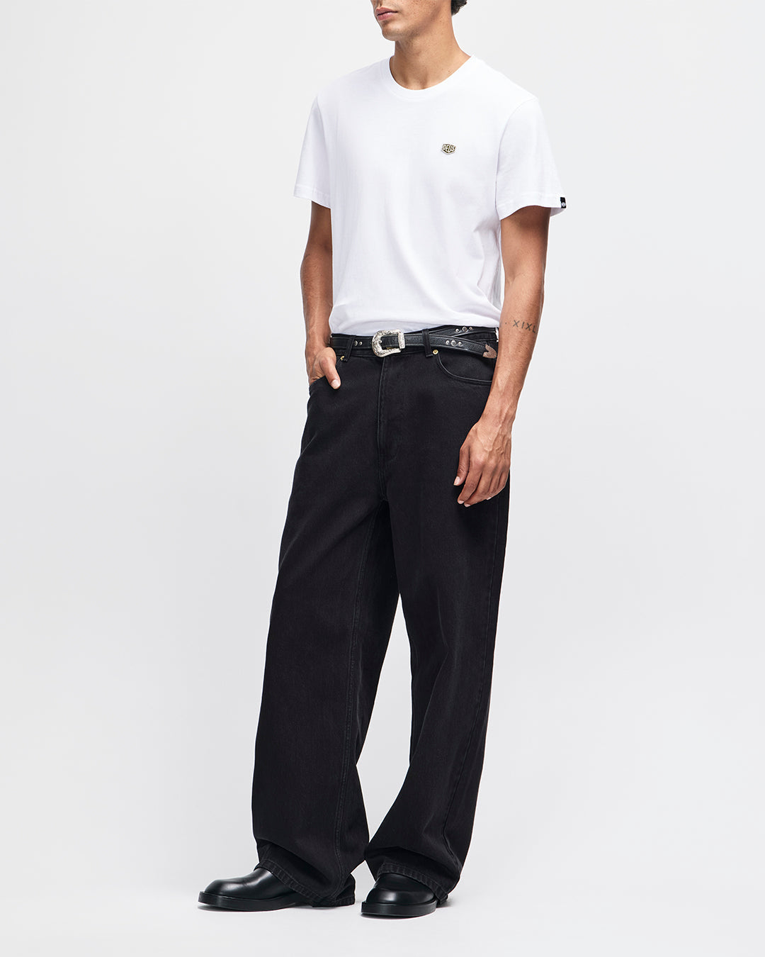 DEUS EX MACHINA SHIELD STANDARD TEE - WHITE