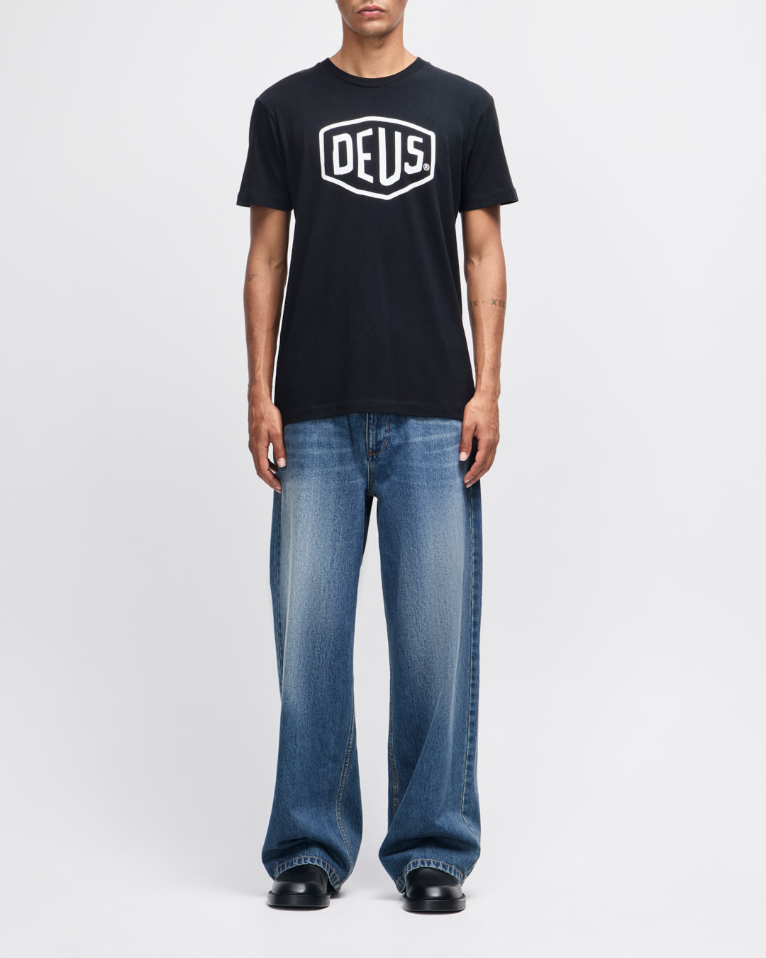 DEUS EX MACHINA SHIELD TEE - BLACK
