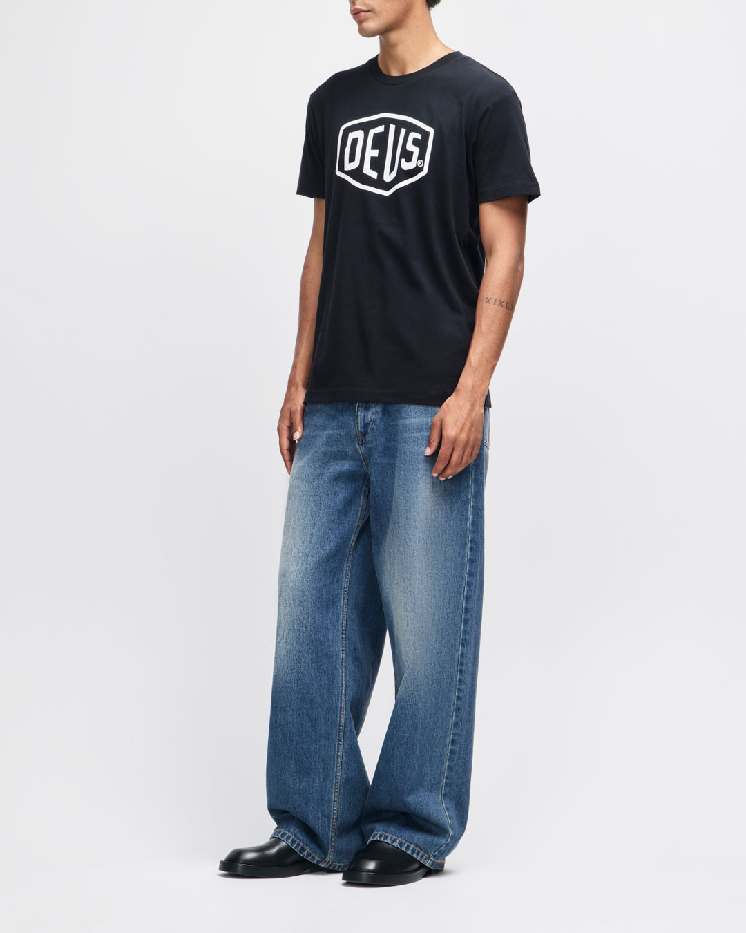 DEUS EX MACHINA SHIELD TEE - BLACK