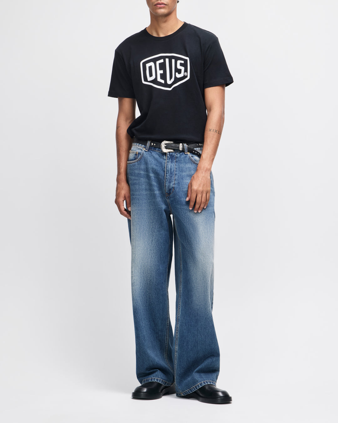 DEUS EX MACHINA SHIELD TEE - BLACK