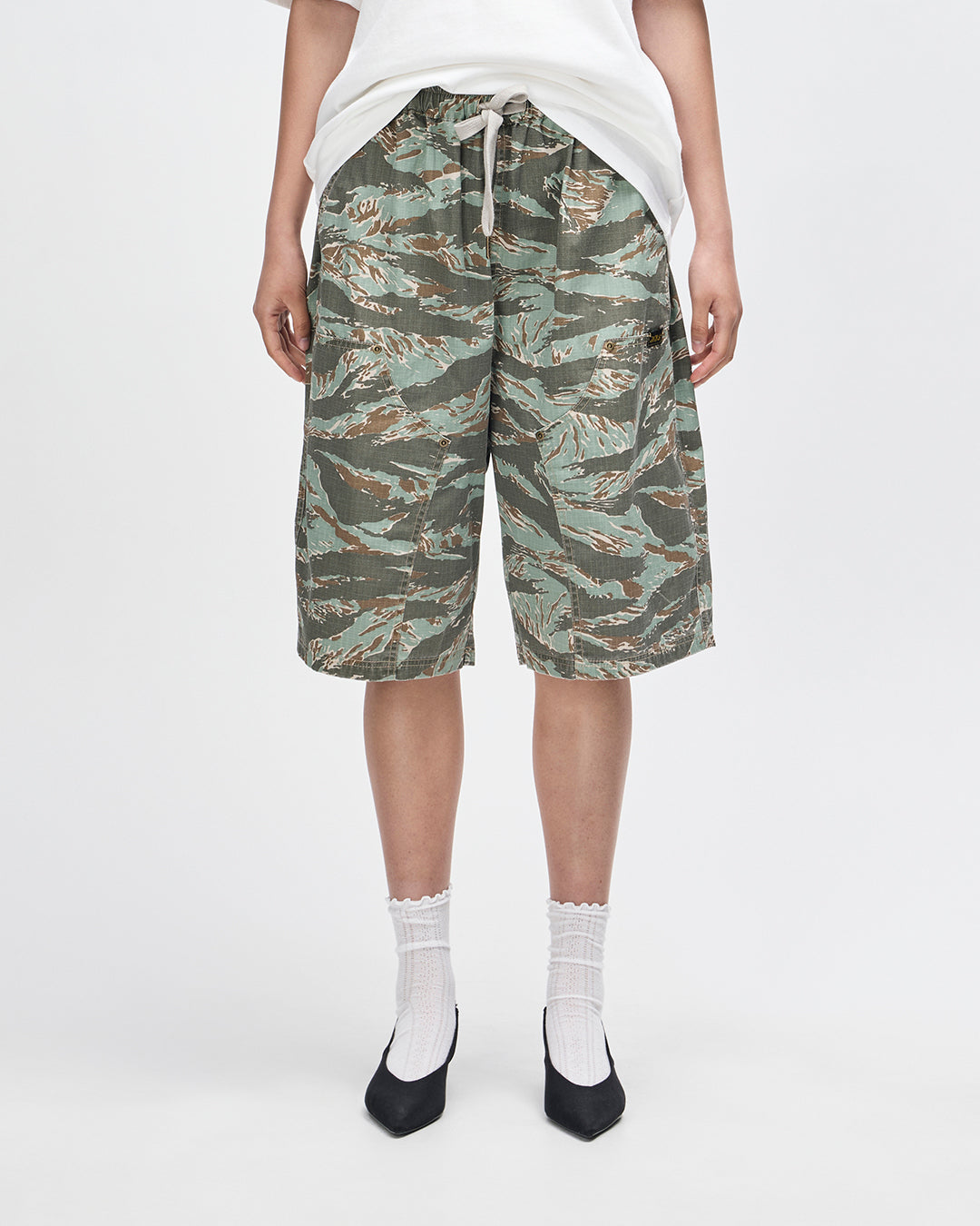 unforseen-short-ground-cover-green|Model|Female