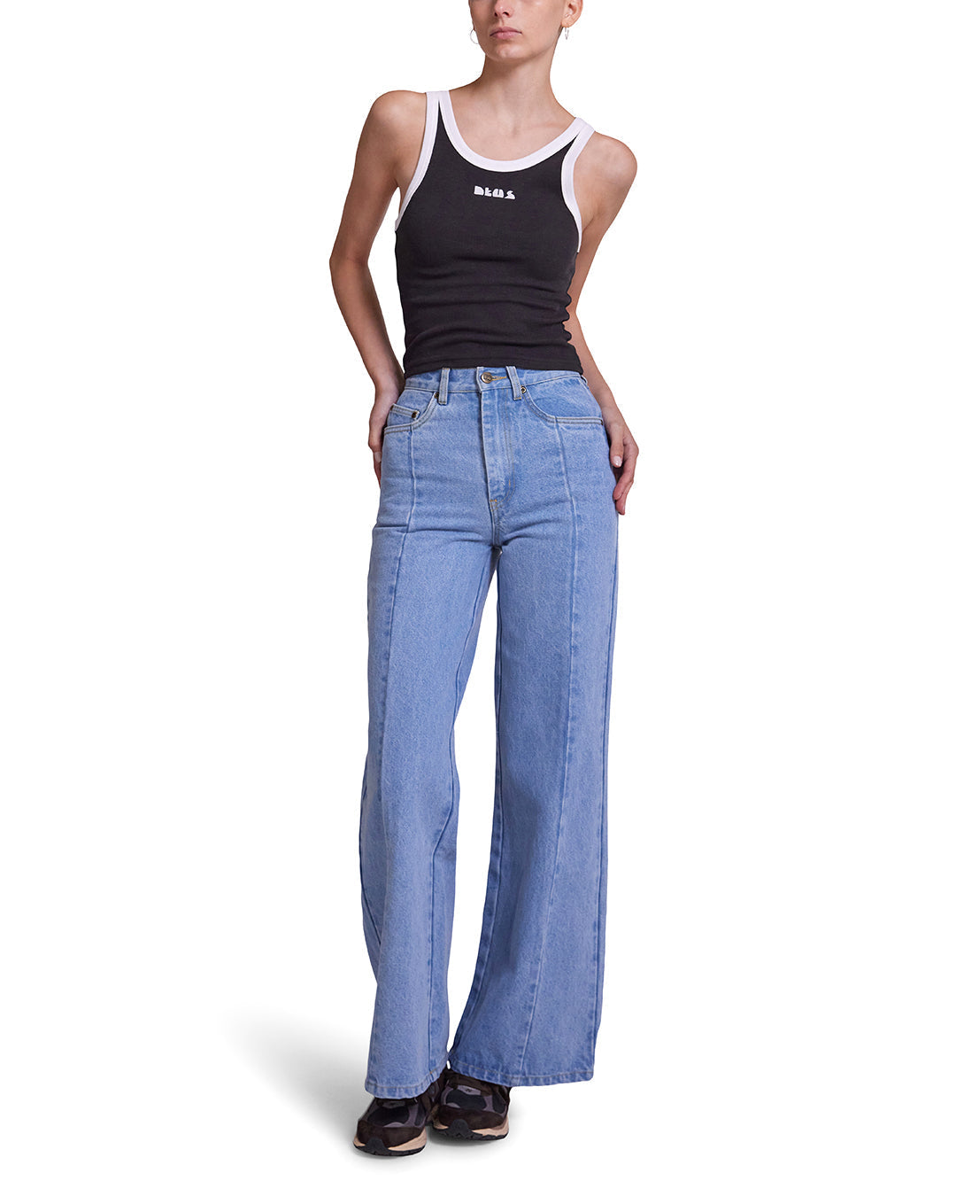 Jiro Jean - Lt Stonewash Indigo|Model