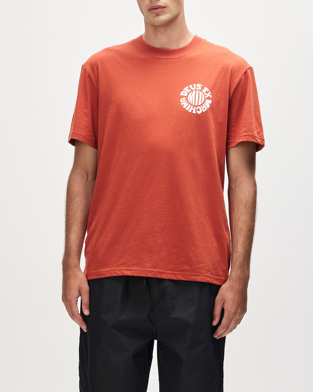 middie-tee-terracotta|Model