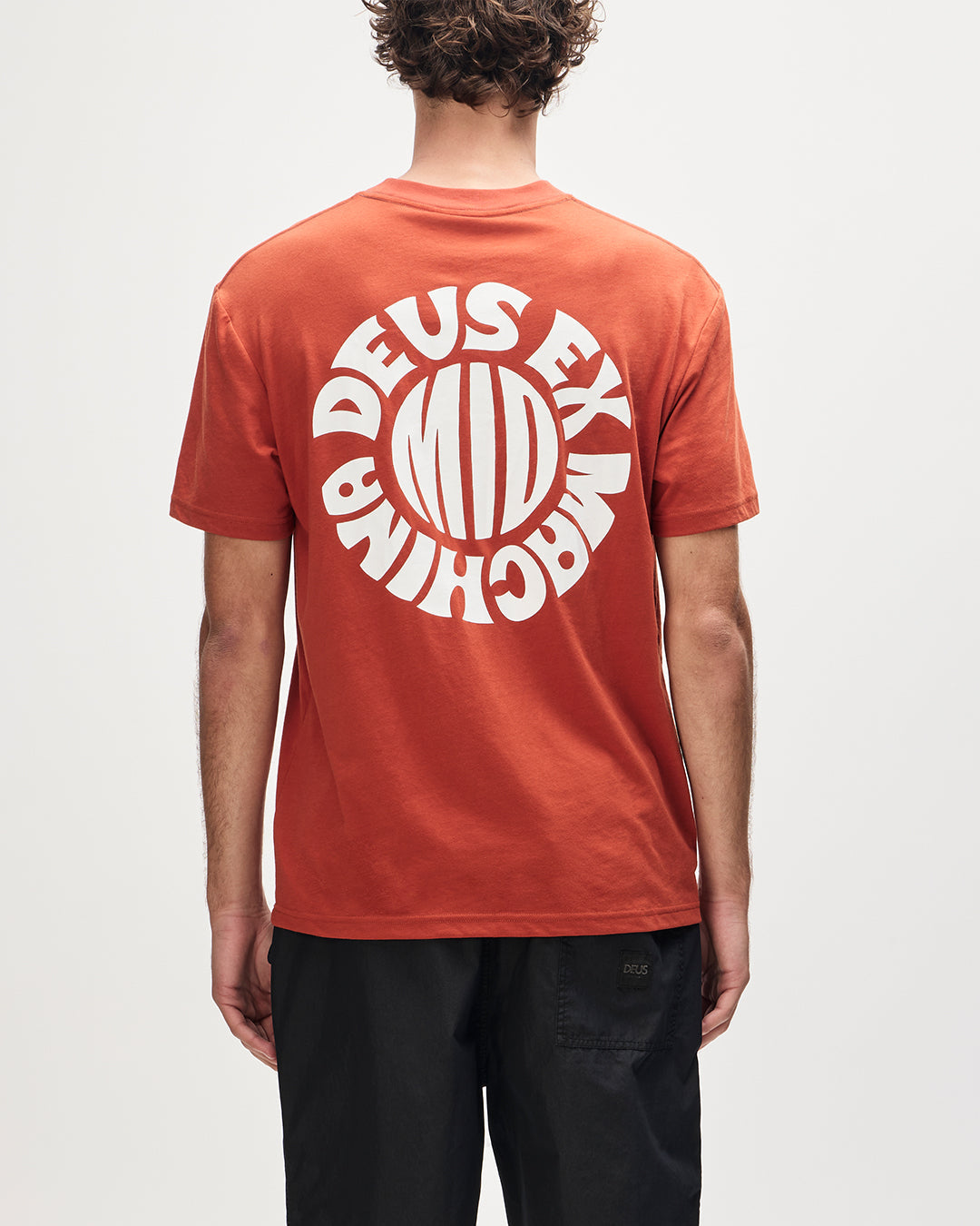 middie-tee-terracotta|Model