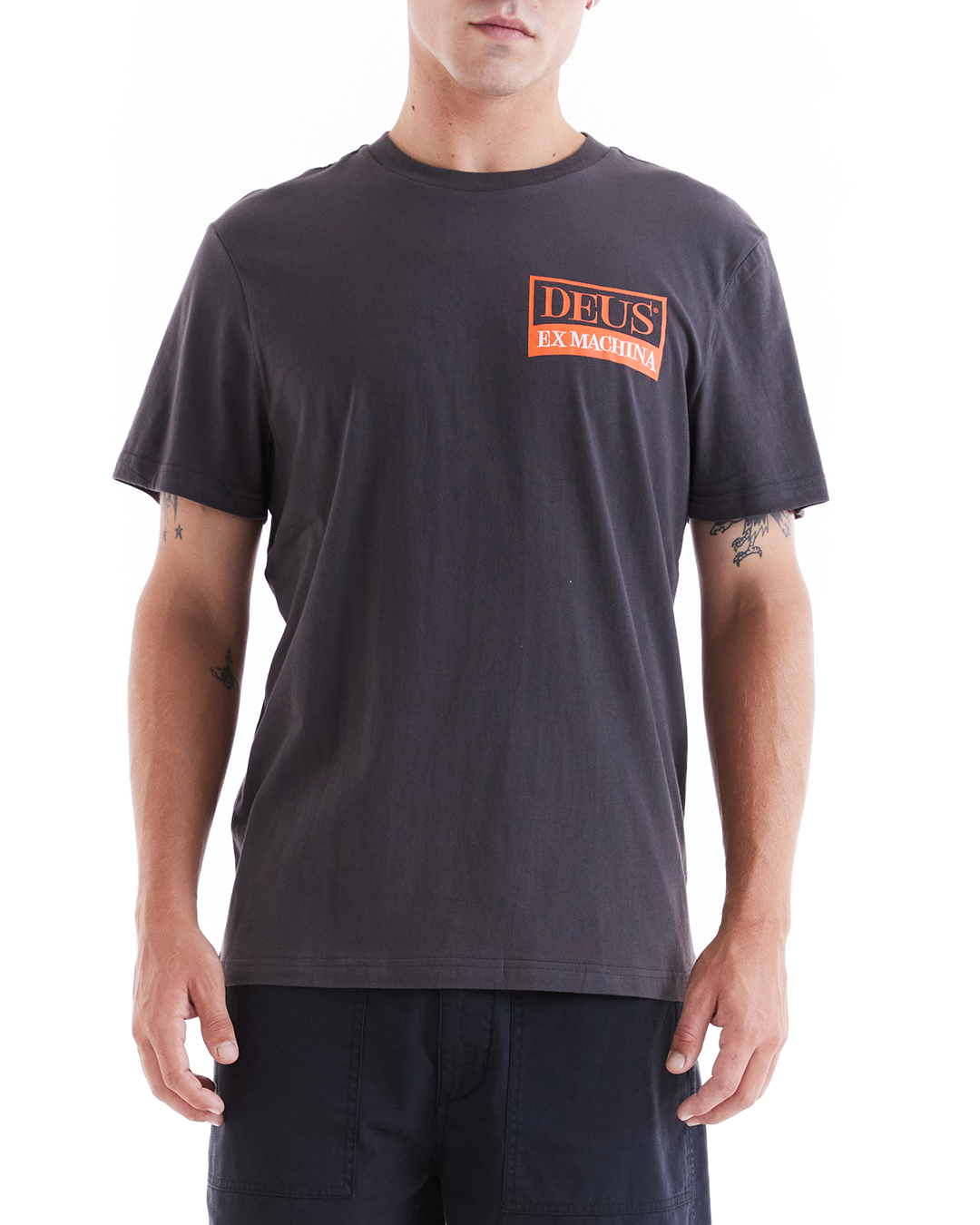 Shake Up Tee - Anthracite|Model