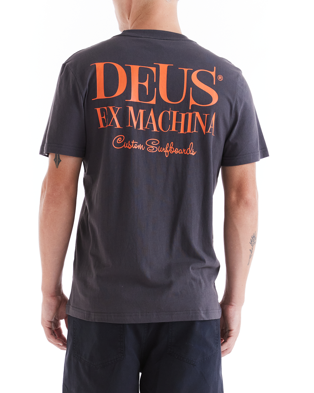 Shake Up Tee - Anthracite|Model