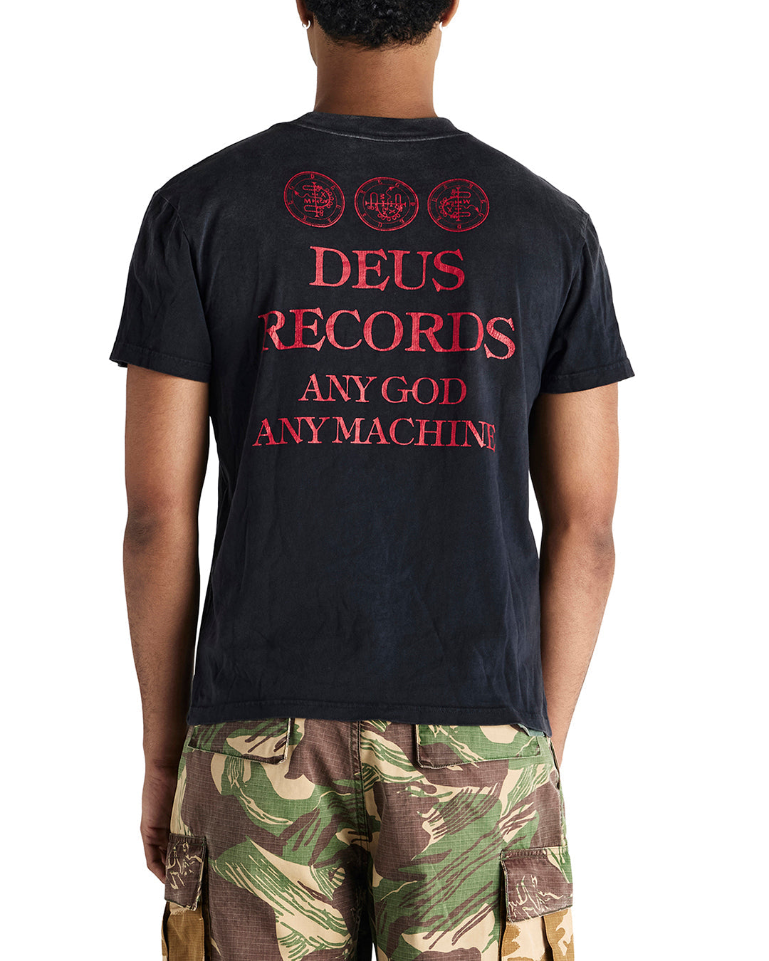 divine-connection-tee-anthracite|Model
