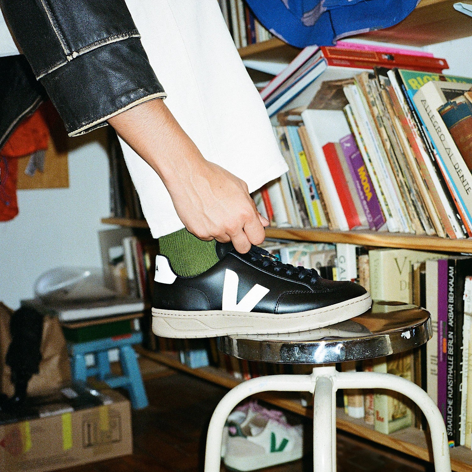 VEJA V-12 - BLACK/WHITE/DUNE